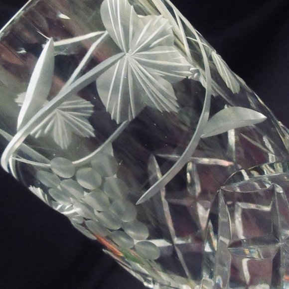EXQUISITE GRAPEVINE Crystal Vase EUC - Picture 6 of 9
